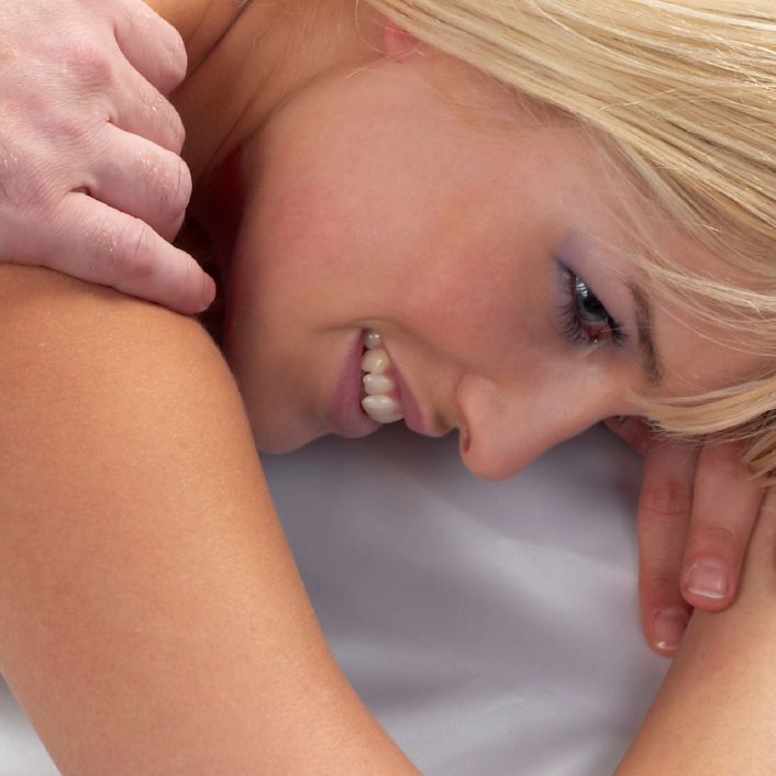 junge Frau bei der Afterwork Massage