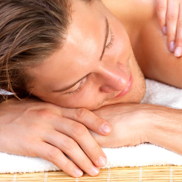 junger Mann bei der Afterwork Massage